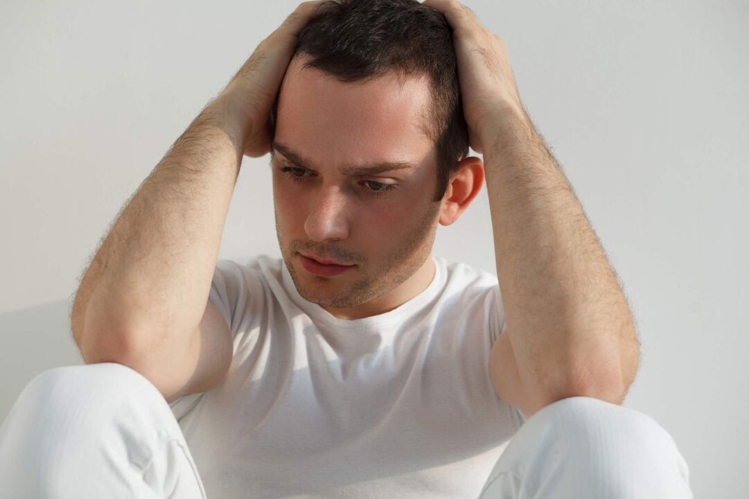 أصيب رجل بالتهاب البروستاتا الذي يسبب التهاب غدة البروستاتا.